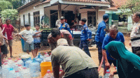 Jelang Maulid Nabi, Polsek Pasar Kemis Salurkan 3.000 Liter Air Bersih di Sindang Jaya Jelang Maulid Nabi, Polsek Pasar Kemis Salurkan 3.000 Liter Air Bersih di Sindang Jaya