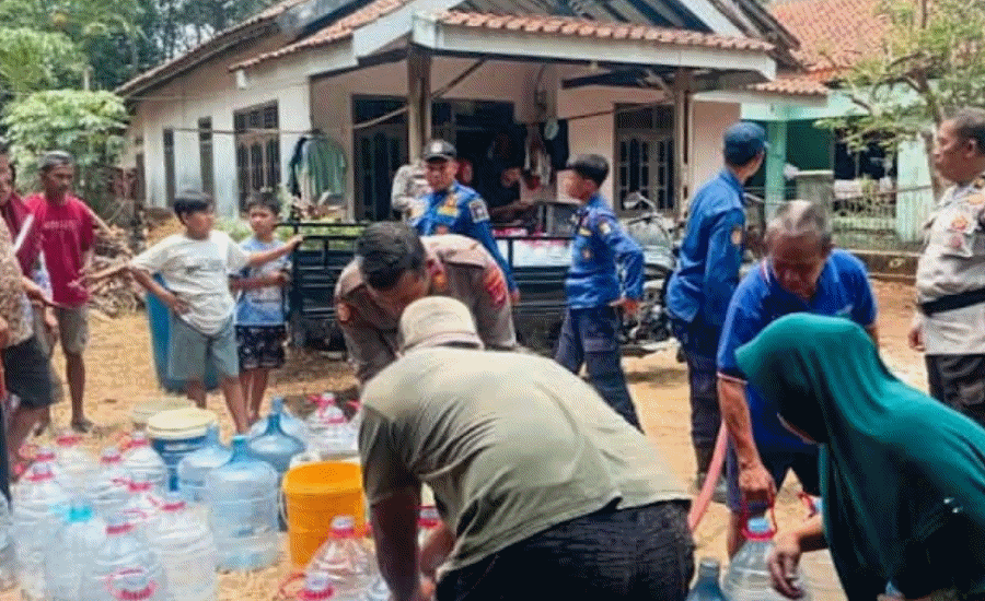 Jelang Maulid Nabi, Polsek Pasar Kemis Salurkan 3.000 Liter Air Bersih di Sindang Jaya