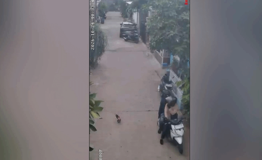 Maling Gasak Motor Istri RT di Mutiara Puri Harmoni Tangerang, Aksi Terekam CCTV Warga