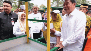 Bupati Tangerang Serahkan Puluhan Gerobak ke Mustahik