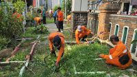Pegawai Kecamatan Pamulang, DLH dan pegiat lingkungan melakukan bersih-bersih disekitar kawasan Kantor Kecamatan Pamulang.