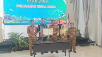 Wakil Wali Kota Tangerang Maryono Hasan didampingi Kepala Dinas Kesehatan Kota Tangerang dr. Dini Anggraeni foto bersama usai penandatanganan kerja sama dengan Asosiasi Dinas Kesehatan Indonesia (Adinkes) di Aula Hotel Howard Johnson, Cikokol, Kota Tangerang, Selasa (6/10). Dhuyuf/Banten Ekspres