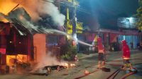 Petugas dari Dinas Pemadam Kebakaran dan Penyelamatan Kota Tangsel berusaha memadamkan api yang membakar satu unit rumah di Villa Pamulang, Kecamatan Pamulang. Damkar Tangsel For Bantenekspres.co.id