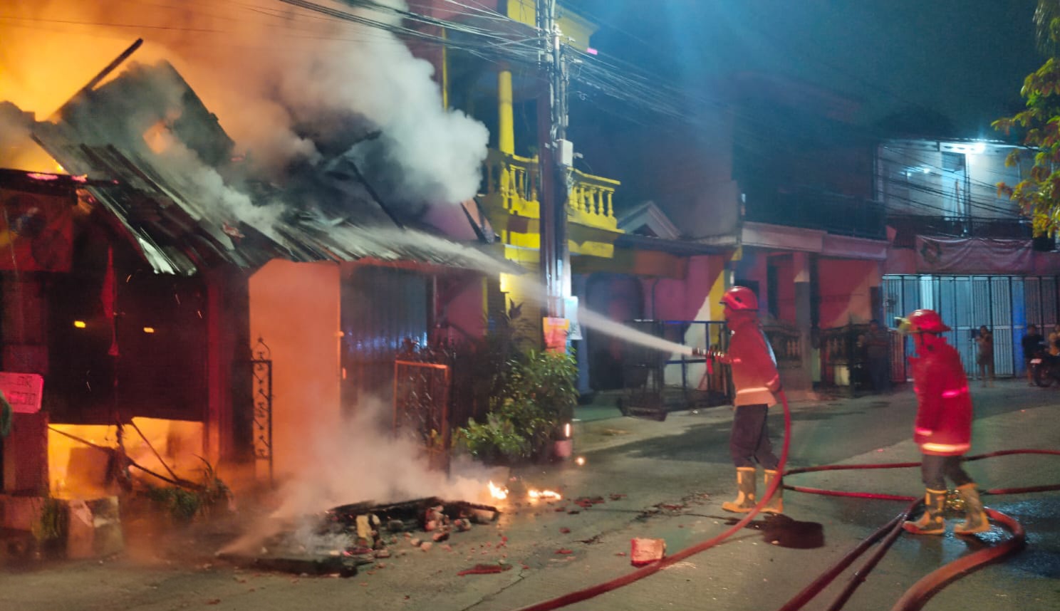 Petugas dari Dinas Pemadam Kebakaran dan Penyelamatan Kota Tangsel berusaha memadamkan api yang membakar satu unit rumah di Villa Pamulang, Kecamatan Pamulang. Damkar Tangsel For Bantenekspres.co.id